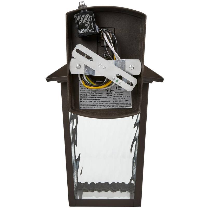 Lámpara de pared exterior Maxxima LED para porche, color bronce con vidrio de agua, sensor de anochecer al amanecer, 800 lúmenes, luz cálida de 3000K.