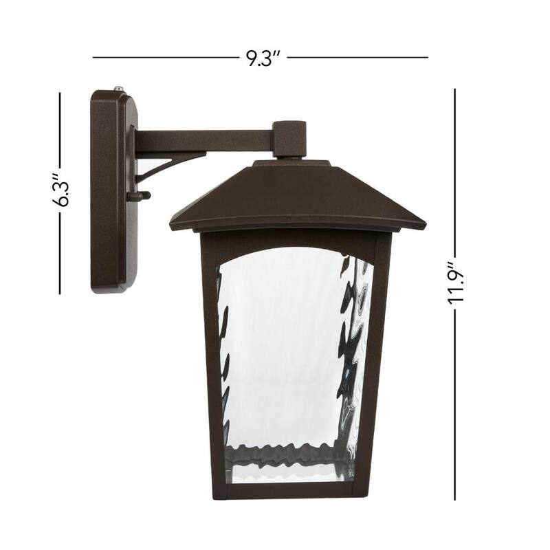 Lámpara de pared exterior Maxxima LED para porche, color bronce con vidrio de agua, sensor de anochecer al amanecer, 800 lúmenes, luz cálida de 3000K.