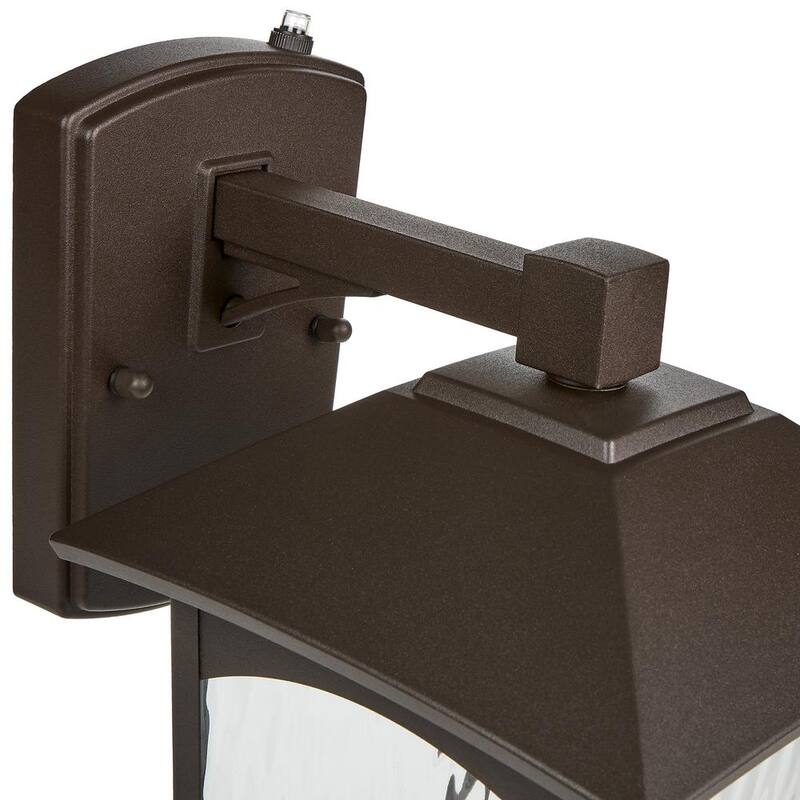 Lámpara de pared exterior Maxxima LED para porche, color bronce con vidrio de agua, sensor de anochecer al amanecer, 800 lúmenes, luz cálida de 3000K.