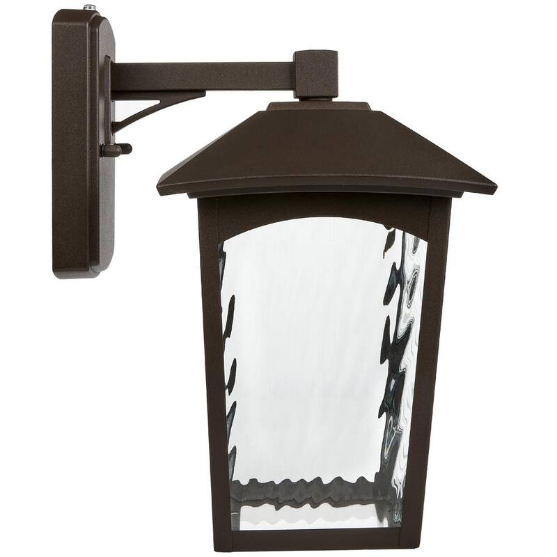 Lámpara de pared exterior Maxxima LED para porche, color bronce con vidrio de agua, sensor de anochecer al amanecer, 800 lúmenes, luz cálida de 3000K.