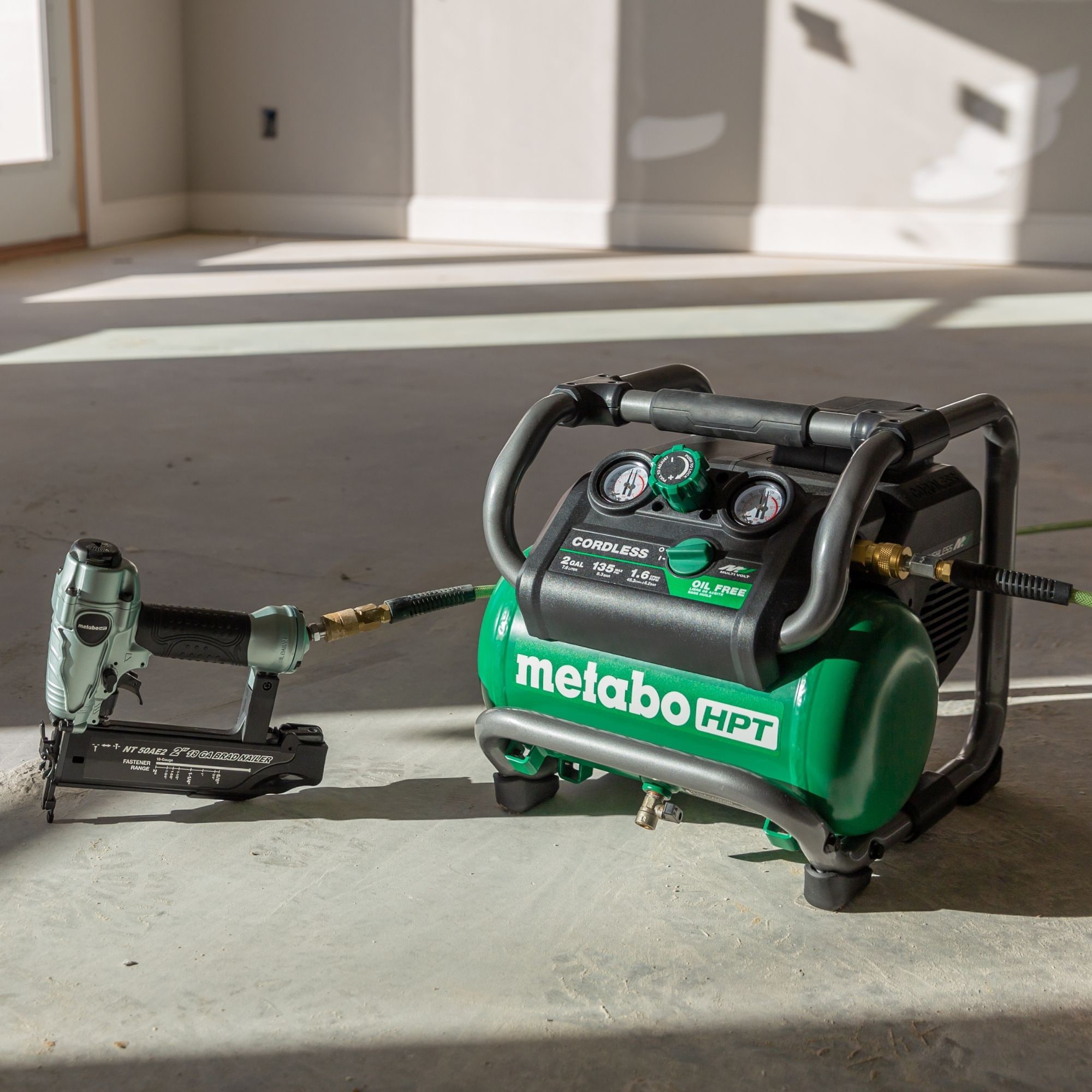 Metabo HPT Compresor de aire eléctrico y sin cable portátil de 2 galones y 135 PSI con diseño tipo Hot Dog - EC36DAQ4M