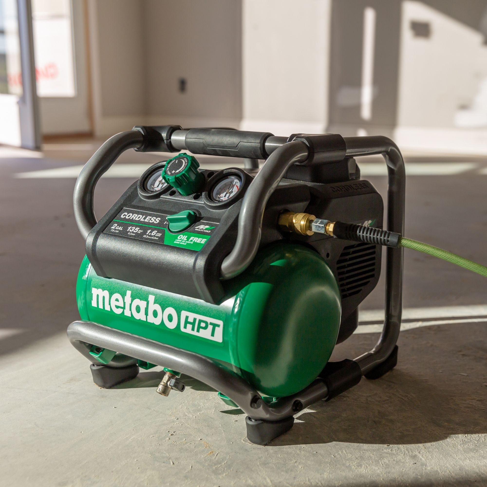 Metabo HPT Compresor de aire eléctrico y sin cable portátil de 2 galones y 135 PSI con diseño tipo Hot Dog - EC36DAQ4M