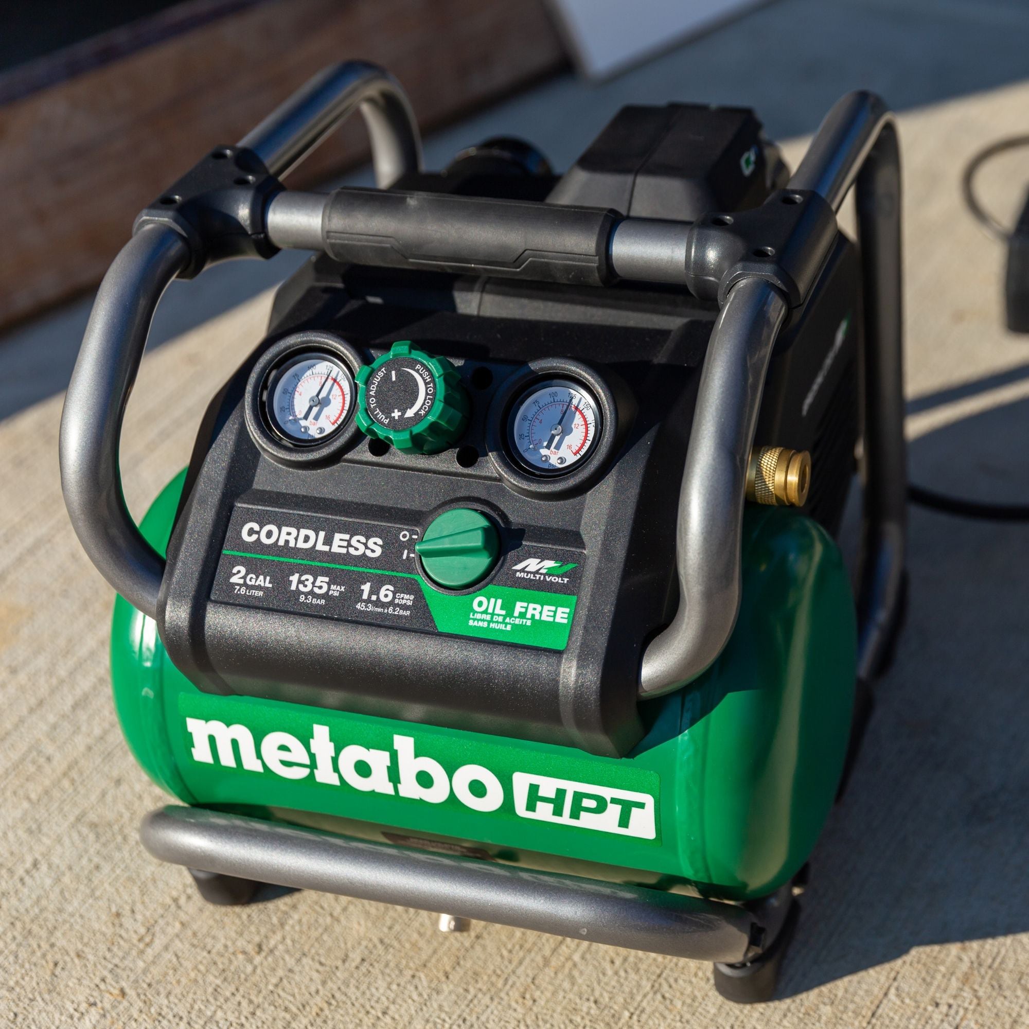 Metabo HPT Compresor de aire eléctrico y sin cable portátil de 2 galones y 135 PSI con diseño tipo Hot Dog - EC36DAQ4M