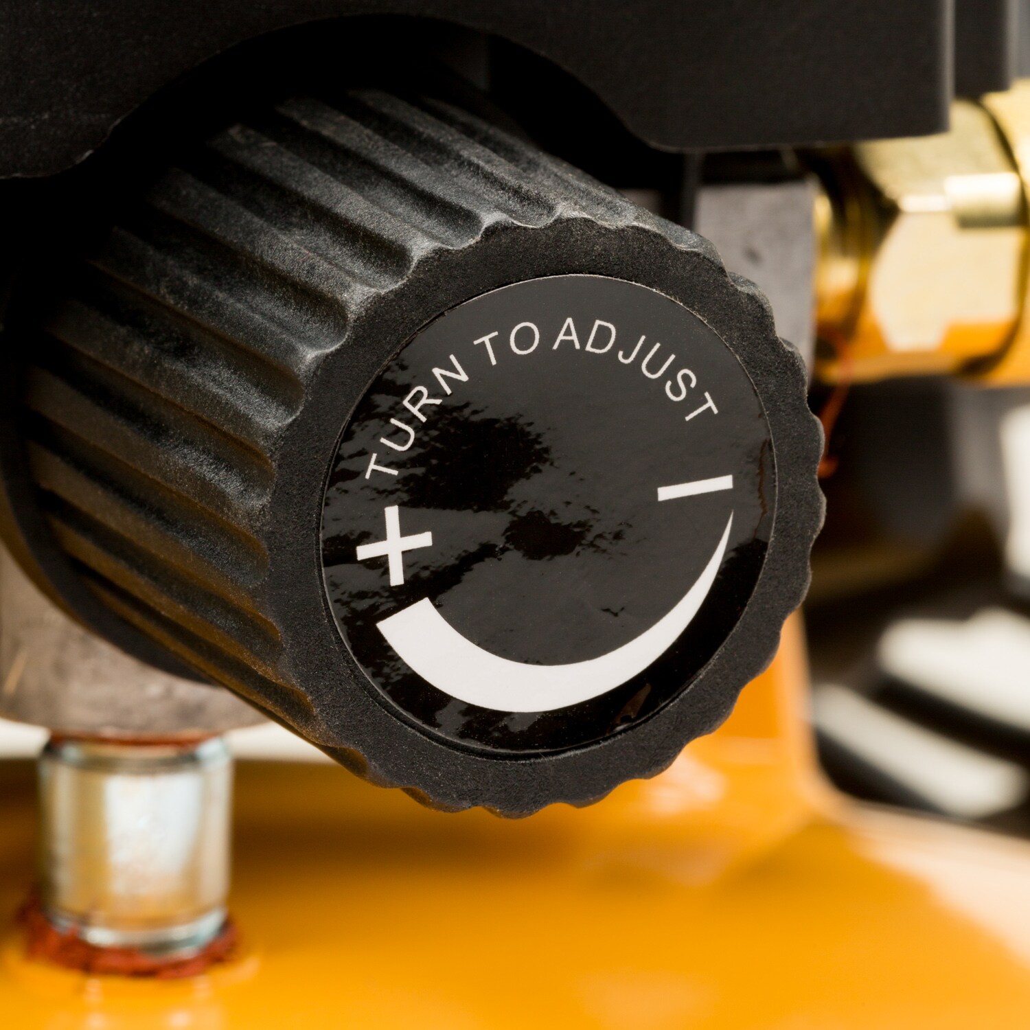 Compresor de aire portátil Bostitch de 6 galones y 150 PSI eléctrico tipo panqueque - BTFP1KIT