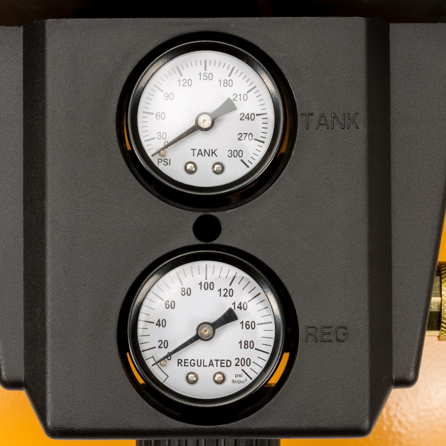 Compresor de aire portátil Bostitch de 6 galones y 150 PSI eléctrico tipo panqueque - BTFP1KIT
