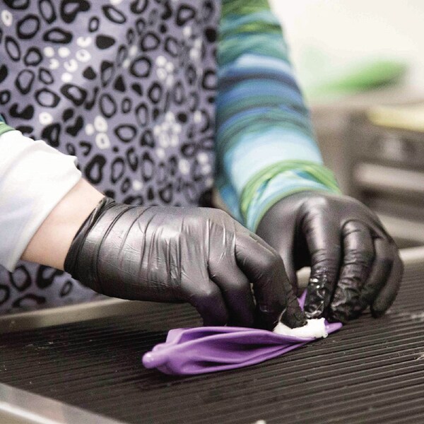Guantes de Examen de Nitrilo Profesional Ammex, sin Polvo, 3 mil, Extra-Grandes, Negros, Paquete de 1000 - ABNPF48100