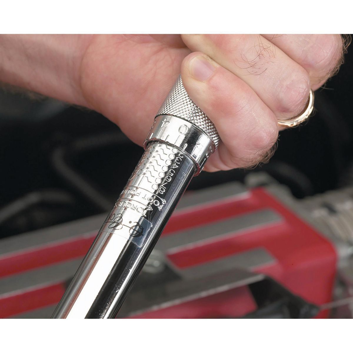 Llave dinamométrica de clic Pittsburgh Pro de 3/8 pulgadas de accionamiento y 5-80 lb-pie - 63880