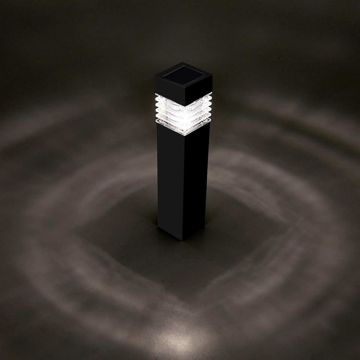 Luz de camino bollard solar LED con acabado negro de 11 pulgadas y 7.5 lúmenes de One Stop Gardens - 57715