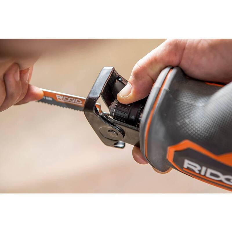 Sierra alternativa inalámbrica y compacta sin escobillas de una sola mano RIDGID 18V SubCompact con kit de batería de 2.0 Ah y cargador - R8648K