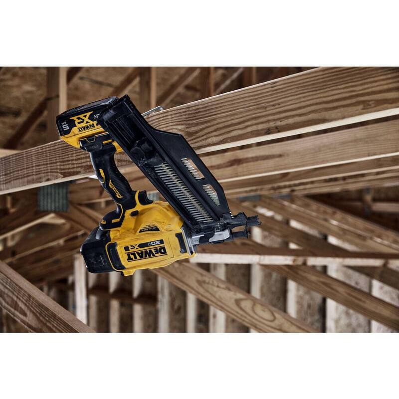 DEWALT Clavadora inalámbrica para armado con ángulo de 21° de 20 voltios (sólo herramienta) - DCN920B