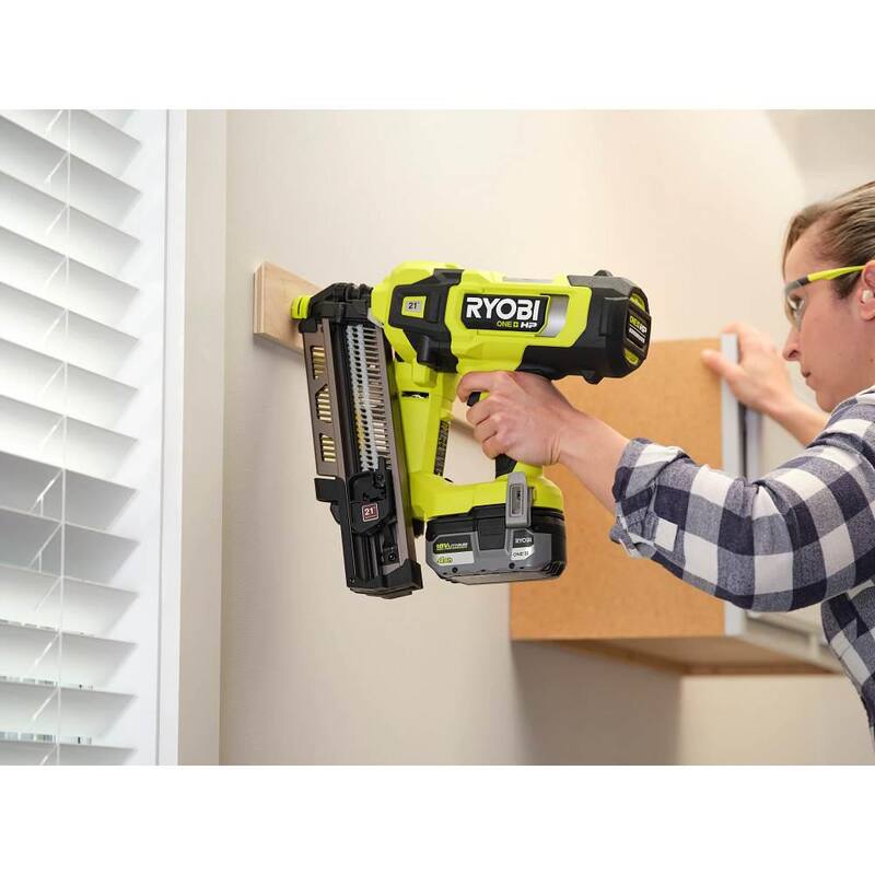 RYOBI ONE+ HP Clavadora de Armazón sin Escobillas Inalámbrica a 21° con Kit de Batería de Alto Rendimiento de 4.0 Ah y Cargador - PBL345K