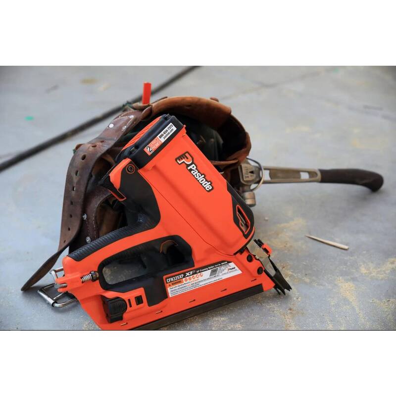 Paslode CF325XPRO 24 7.2-Volt Batería de Iones de Litio 3-1/4 in. Clavadora inalámbrica de encuadre de carga de tira de gas de 30 grados - 906800