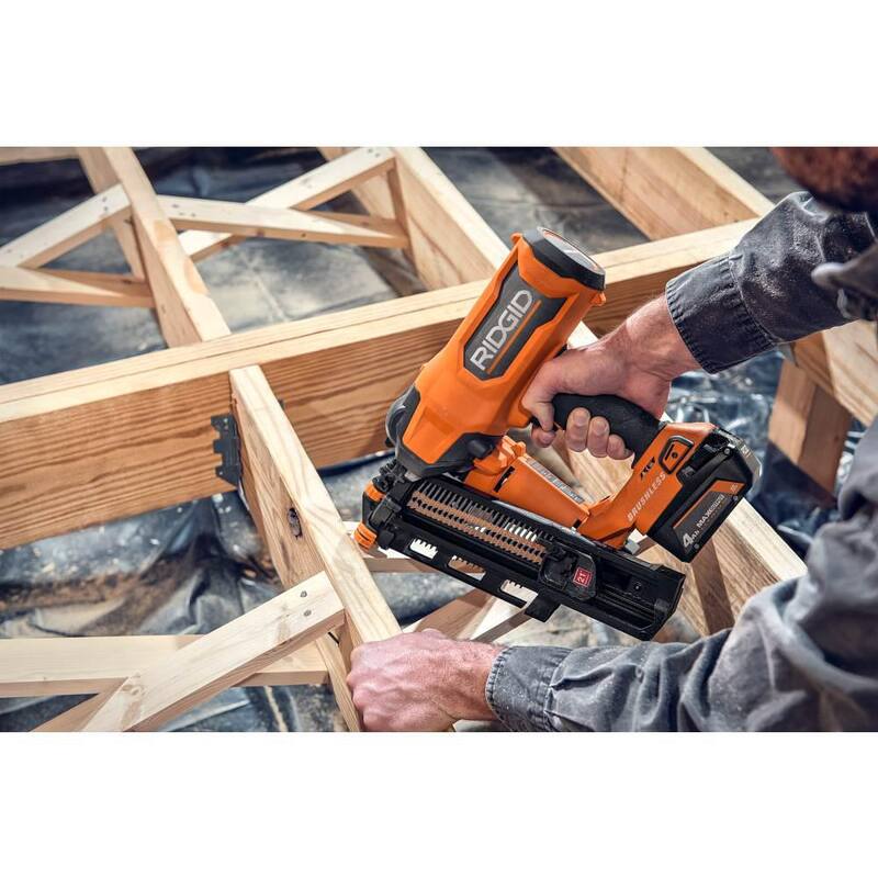 Clavadora de armazones inalámbrica sin escobillas RIDGID 18V de 21° y 3-1/2 pulgadas con batería de iones de litio de 18V y 4.0 Ah - R09894B-AC87004