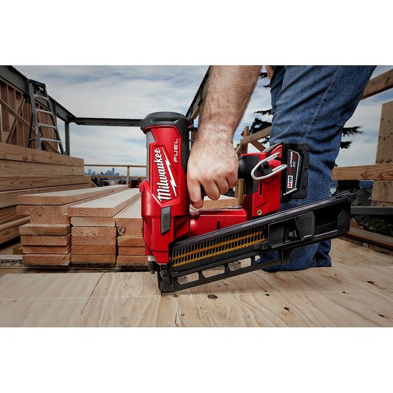 Milwaukee M18 FUEL 3-1/2 pulgadas 18 voltios 21 grados de iones de litio sin escobillas inalámbrico clavador con circulador trasero de 7-1/4 pulgadas, dos baterías HO de 6Ah - 2744-20-2830-20-48-11-1862.
