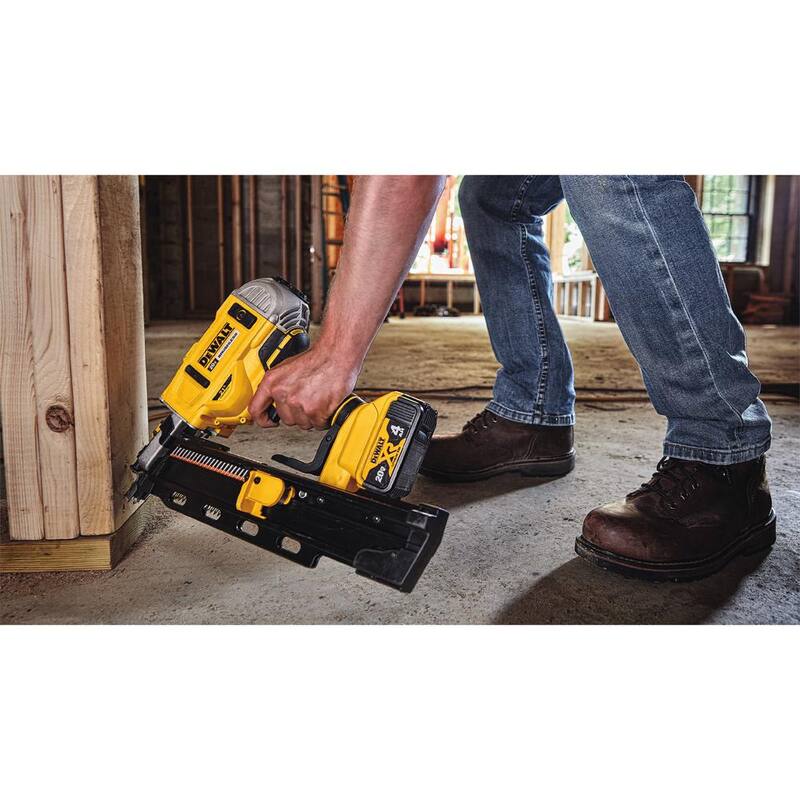 Clavadora inalámbrica DEWALT 20-Volt MAX XR de iones de litio a 21° y sierra circular sin escobillas de 7-1/4 pulgadas (Herramienta solamente) - DCN21PLM1W570B