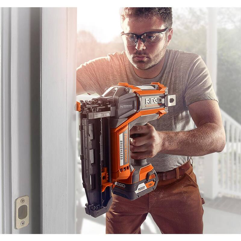 Clavadora recta inalámbrica sin escobillas RIDGID 18V HYPERDRIVE de calibre 16 de 2-1/2 pulgadas (solo herramienta), clip para cinturón, bolsa, clavos de muestra - R09892B