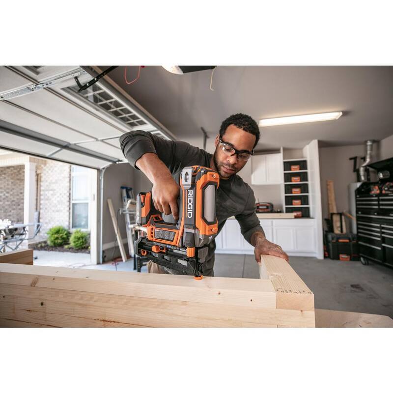 Clavadora recta inalámbrica sin escobillas RIDGID 18V HYPERDRIVE de calibre 16 de 2-1/2 pulgadas (solo herramienta), clip para cinturón, bolsa, clavos de muestra - R09892B