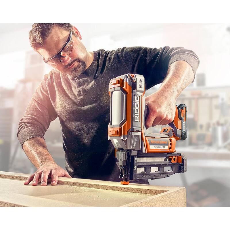 Clavadora recta inalámbrica sin escobillas RIDGID 18V HYPERDRIVE de calibre 16 de 2-1/2 pulgadas (solo herramienta), clip para cinturón, bolsa, clavos de muestra - R09892B