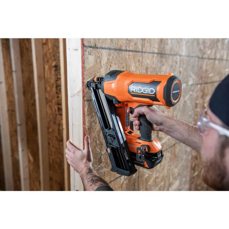 RIDGID 18V Clavadora de armazón inalámbrica con motor sin escobillas de 30 grados, kit con batería de 4.0 Ah y cargador - R09895KN