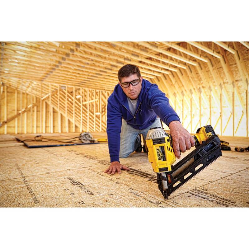 
Kit de clavadora de armazón sin cable sin escobillas DEWALT 20-Volt MAX XR de 30 grados de 2 velocidades con clavadora de brads de calibre 18 (herramienta solamente) - DCN692M1680B