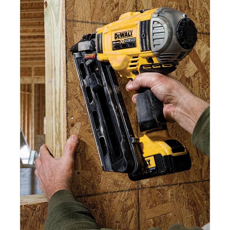 
Kit de clavadora de armazón sin cable sin escobillas DEWALT 20-Volt MAX XR de 30 grados de 2 velocidades con clavadora de brads de calibre 18 (herramienta solamente) - DCN692M1680B