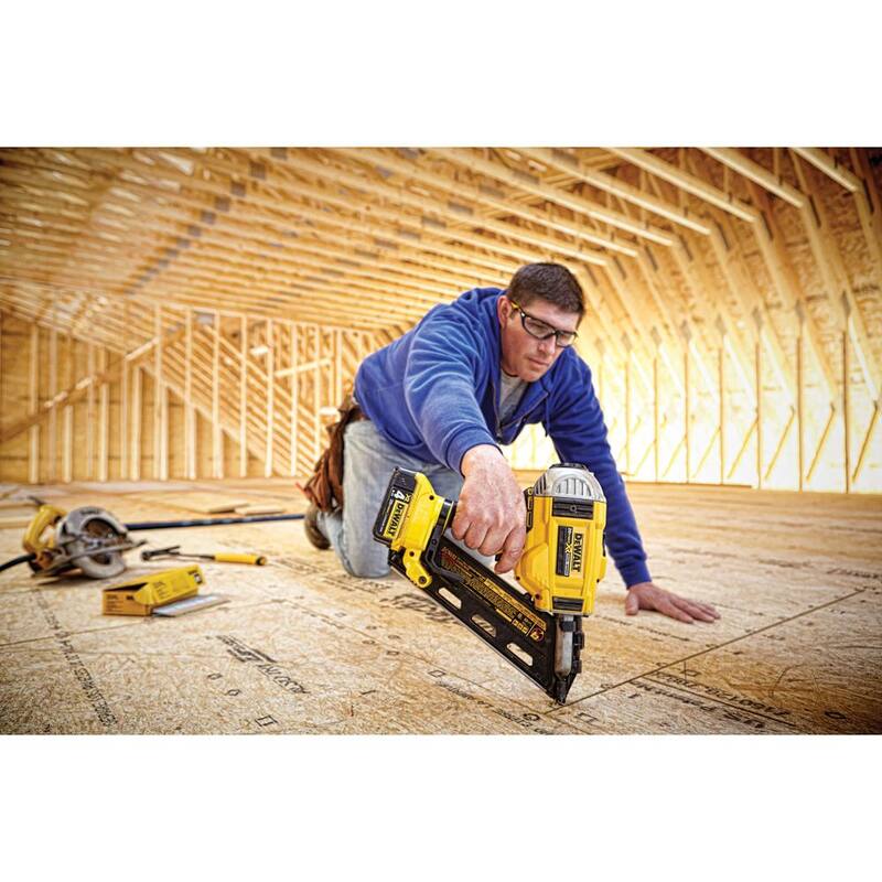 
Kit de clavadora de armazón sin cable sin escobillas DEWALT 20-Volt MAX XR de 30 grados de 2 velocidades con clavadora de brads de calibre 18 (herramienta solamente) - DCN692M1680B