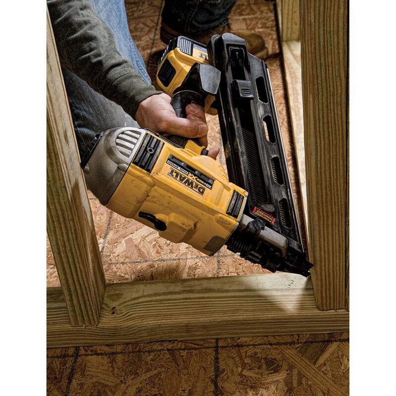
Kit de clavadora de armazón sin cable sin escobillas DEWALT 20-Volt MAX XR de 30 grados de 2 velocidades con clavadora de brads de calibre 18 (herramienta solamente) - DCN692M1680B