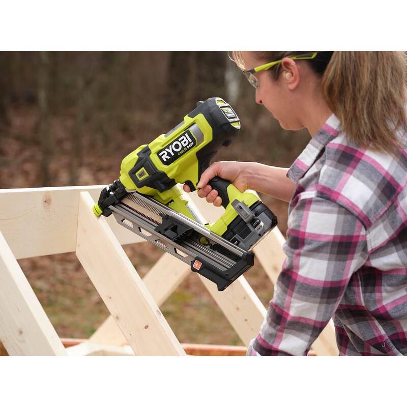 RYOBI ONE+ HP 18V Clavadora de armazón inalámbrica Brushless AirStrike de 30° con kit de batería de 4Ah, cargador y cargador de capacidad extendida de 30° - PBL350K-A102EM301