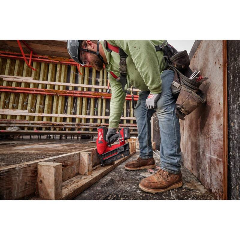 Clavadora dúplex sin escobillas Milwaukee M18 FUEL de 18 voltios con iones de litio (solo herramienta) con barra de palanca de 21 pulgadas y nivel de 48 pulgadas - 2844-20-48-22-9042-MLIBM48