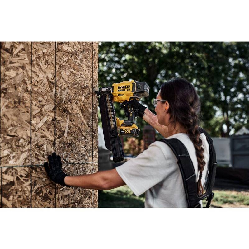 Kit de clavadora inalámbrica DEWALT 20V de iones de litio de 30° con cargador y batería de 5.0 Ah, y cargador de revista extendida - DCN930P1WDZN930
