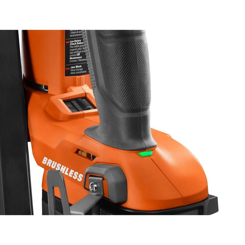 Clavadora para armazones inalámbrica con motor sin escobillas RIDGID 18V de 21° y 3-1/2 pulgadas con batería de iones de litio de 4.0 Ah de salida máxima y cargador - R09894B-AC9540