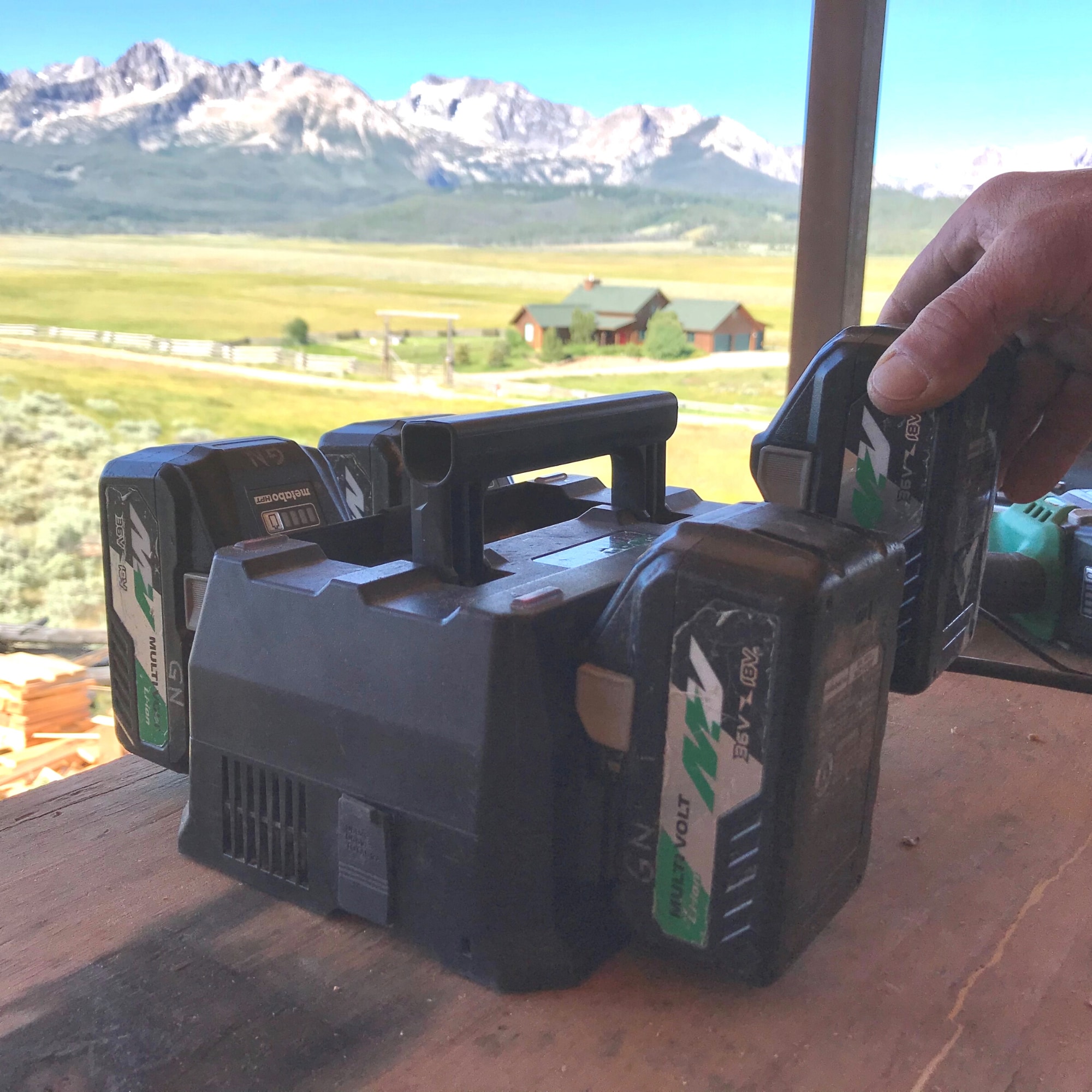 Cargador de batería de iones de litio MultiVolt de 36 V Metabo HPT UC18YTSLM