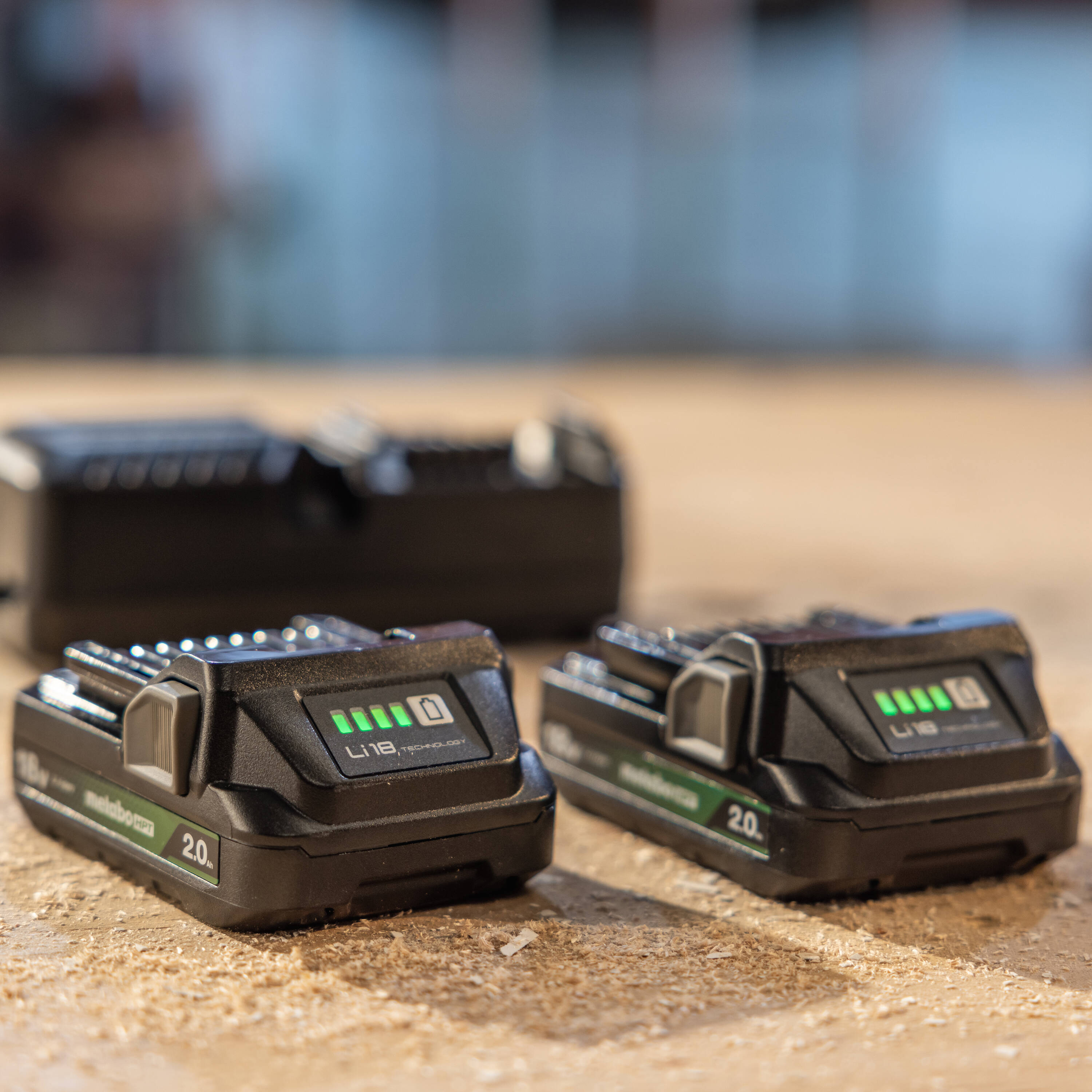 Batería de iones de litio y cargador MultiVolt 18-V de Metabo HPT (2 paquetes, 2 Ah) UC18YKSLSM