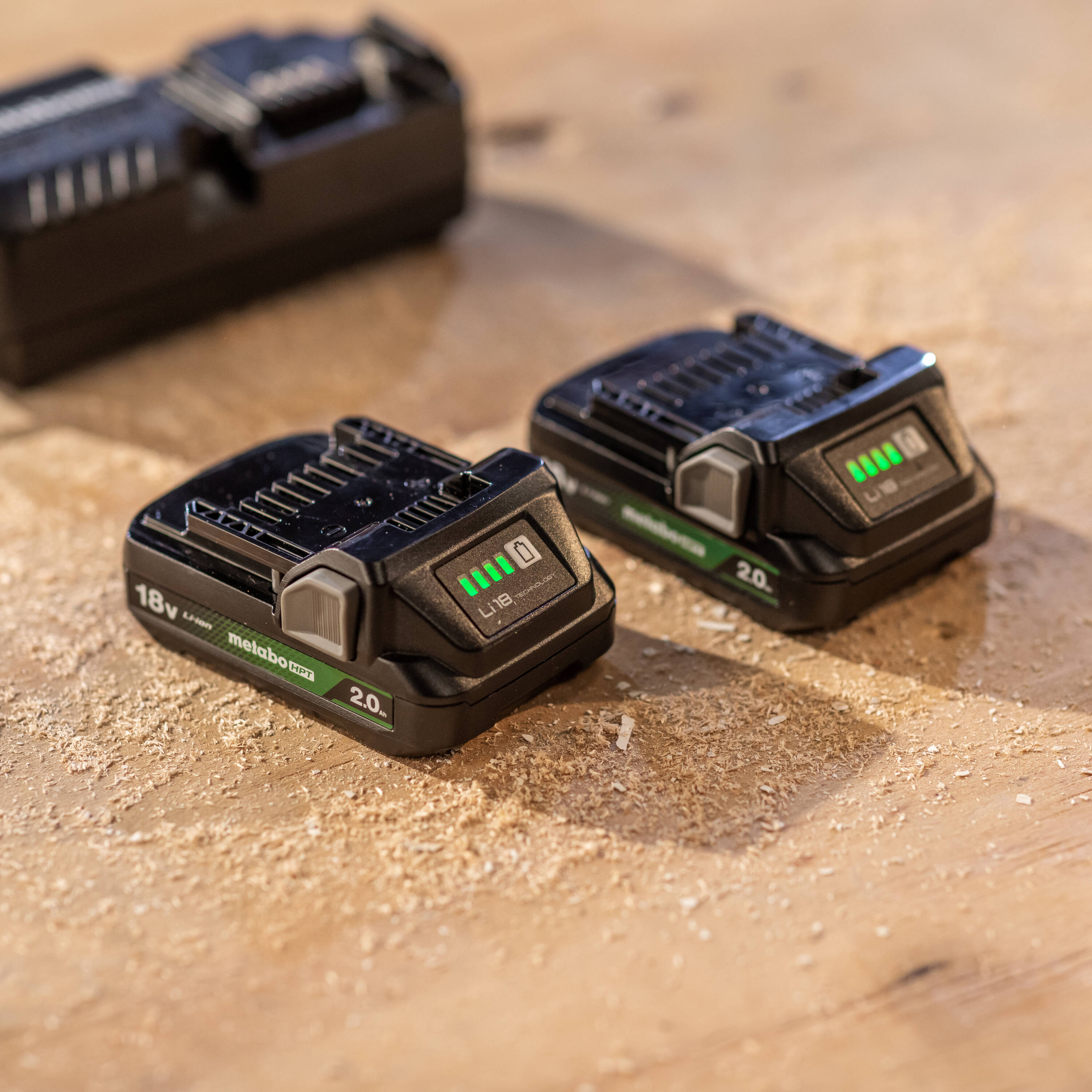 Batería de iones de litio y cargador MultiVolt 18-V de Metabo HPT (2 paquetes, 2 Ah) UC18YKSLSM