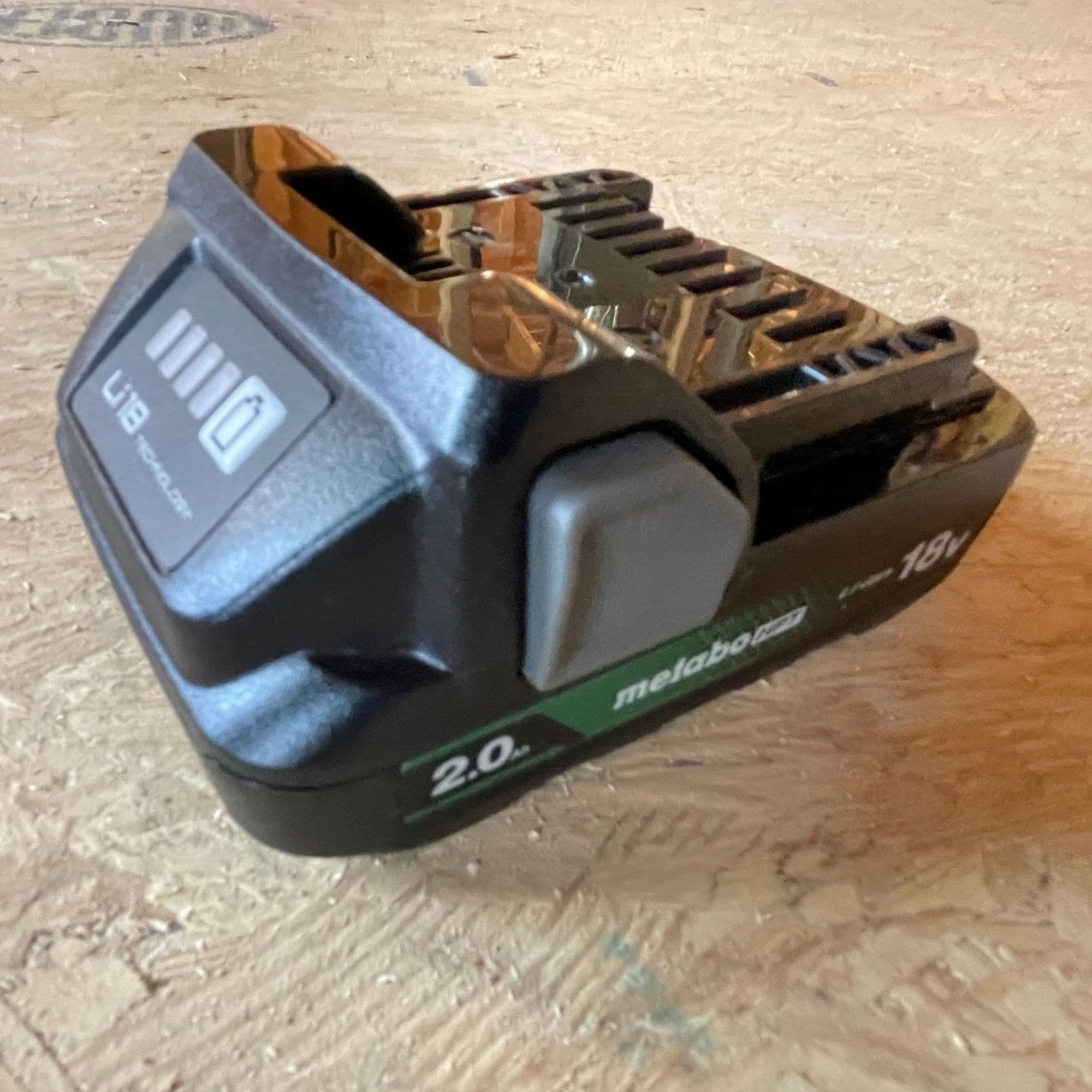 Batería de iones de litio y cargador MultiVolt 18-V de Metabo HPT (2 paquetes, 2 Ah) UC18YKSLSM