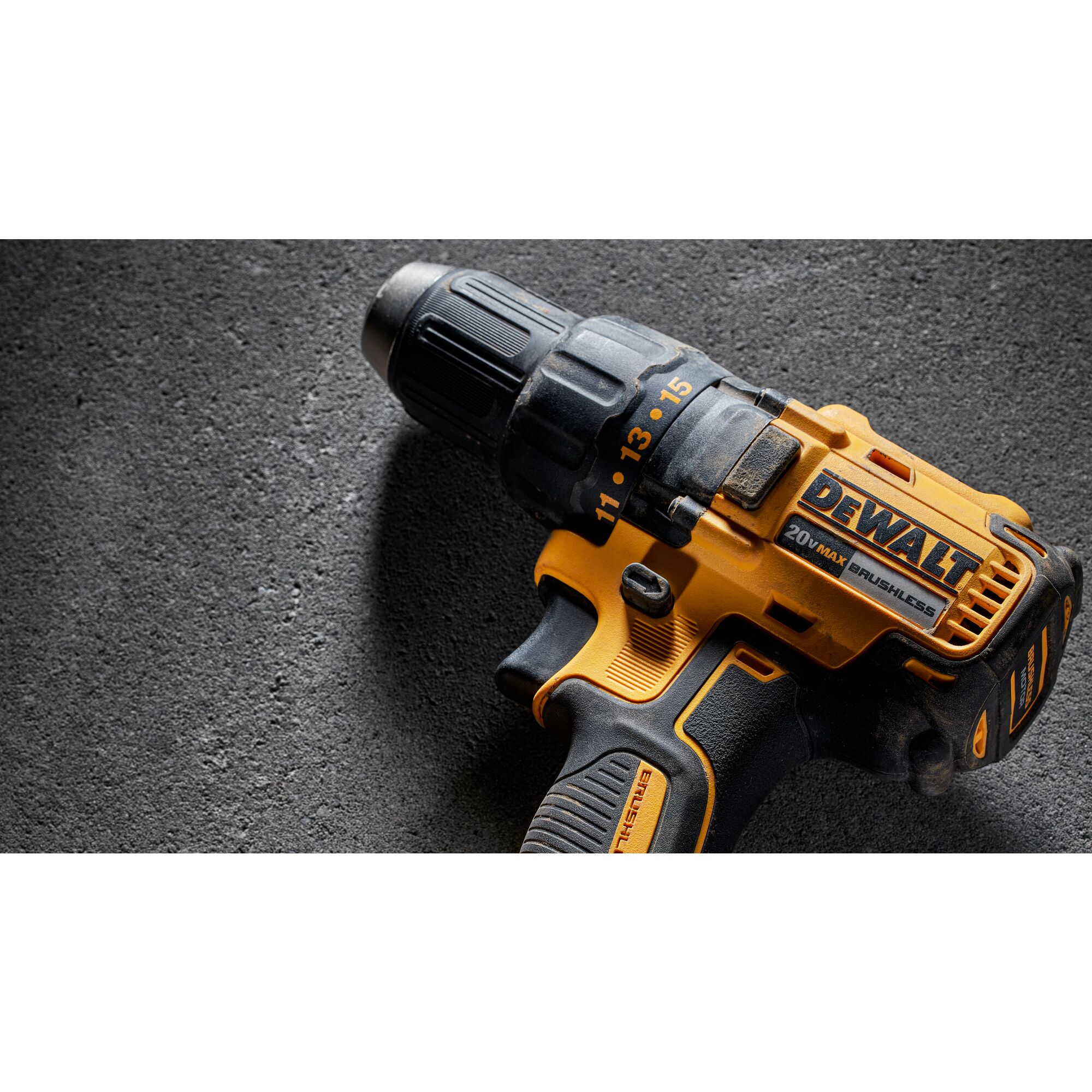 Taladro inalámbrico sin escobillas DEWALT de 20 voltios máximos y 1/2 pulgada (2 baterías incluidas, bolsa suave incluida) DCD777C2
