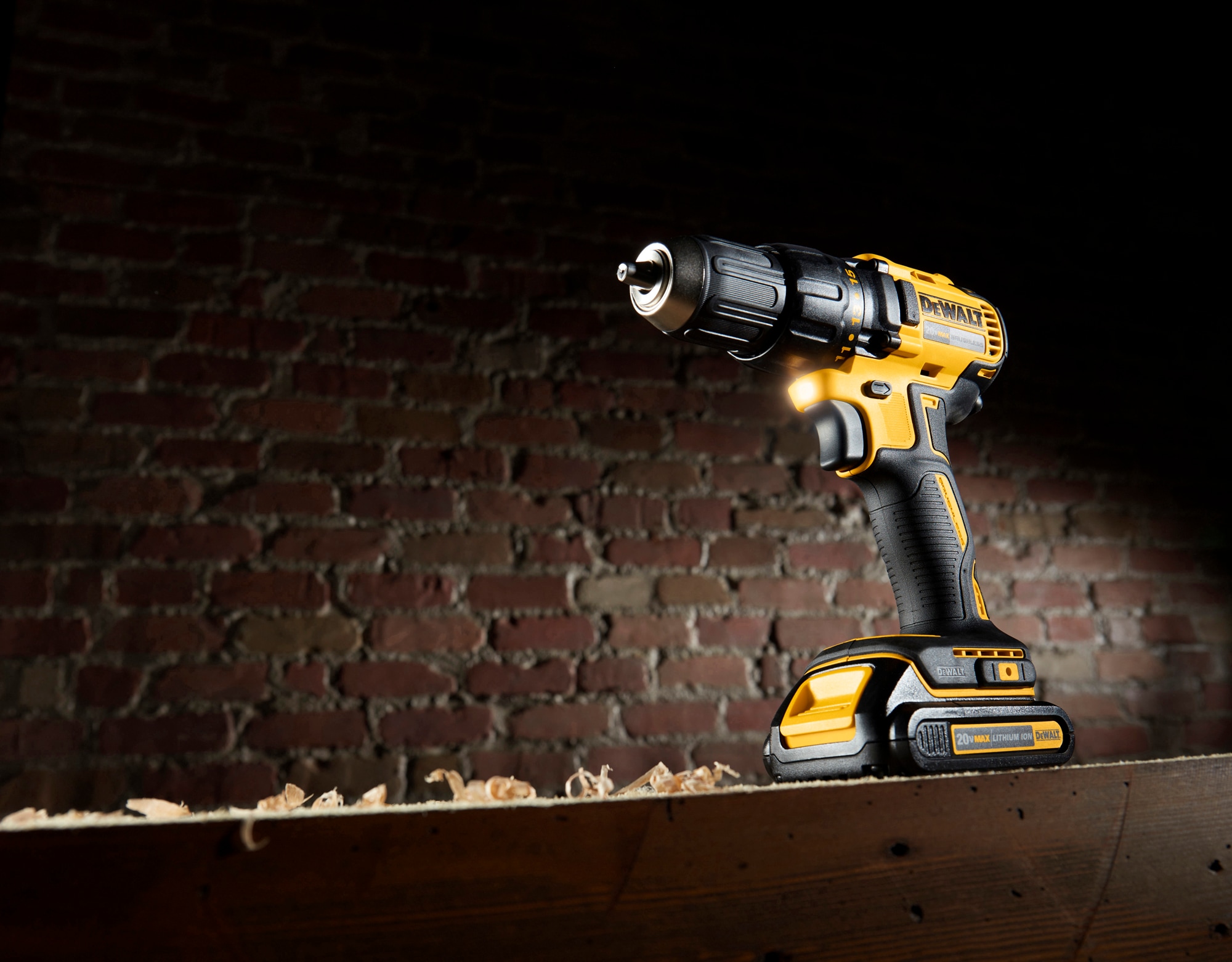 Taladro inalámbrico sin escobillas DEWALT de 20 voltios máximos y 1/2 pulgada (2 baterías incluidas, bolsa suave incluida) DCD777C2