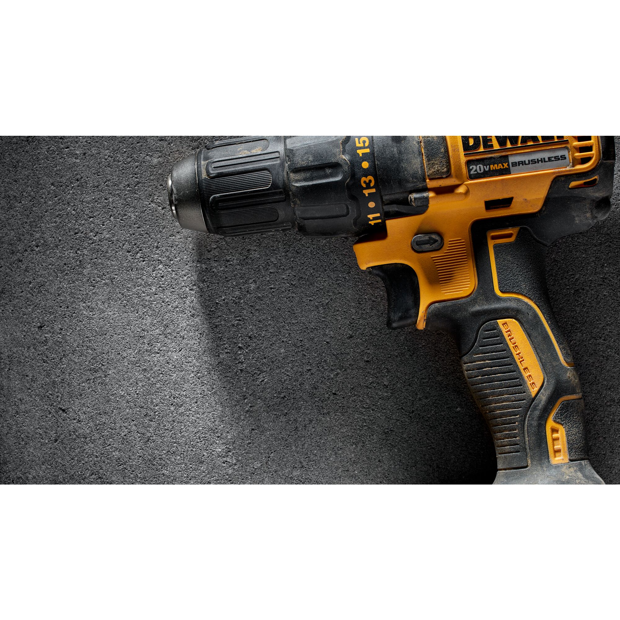 Taladro inalámbrico sin escobillas DEWALT de 20 voltios máximos y 1/2 pulgada (2 baterías incluidas, bolsa suave incluida) DCD777C2