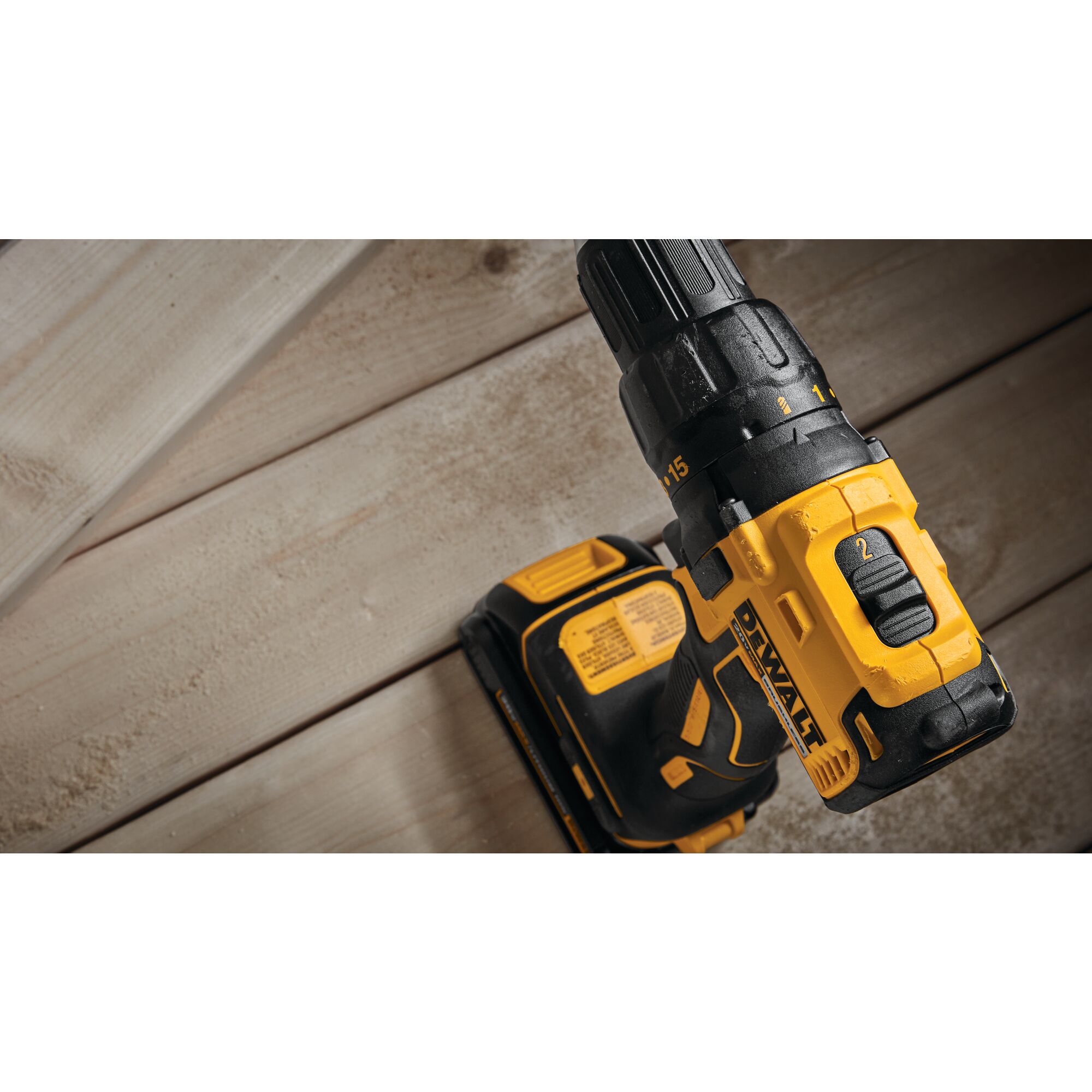 Taladro inalámbrico sin escobillas DEWALT de 20 voltios máximos y 1/2 pulgada (2 baterías incluidas, bolsa suave incluida) DCD777C2
