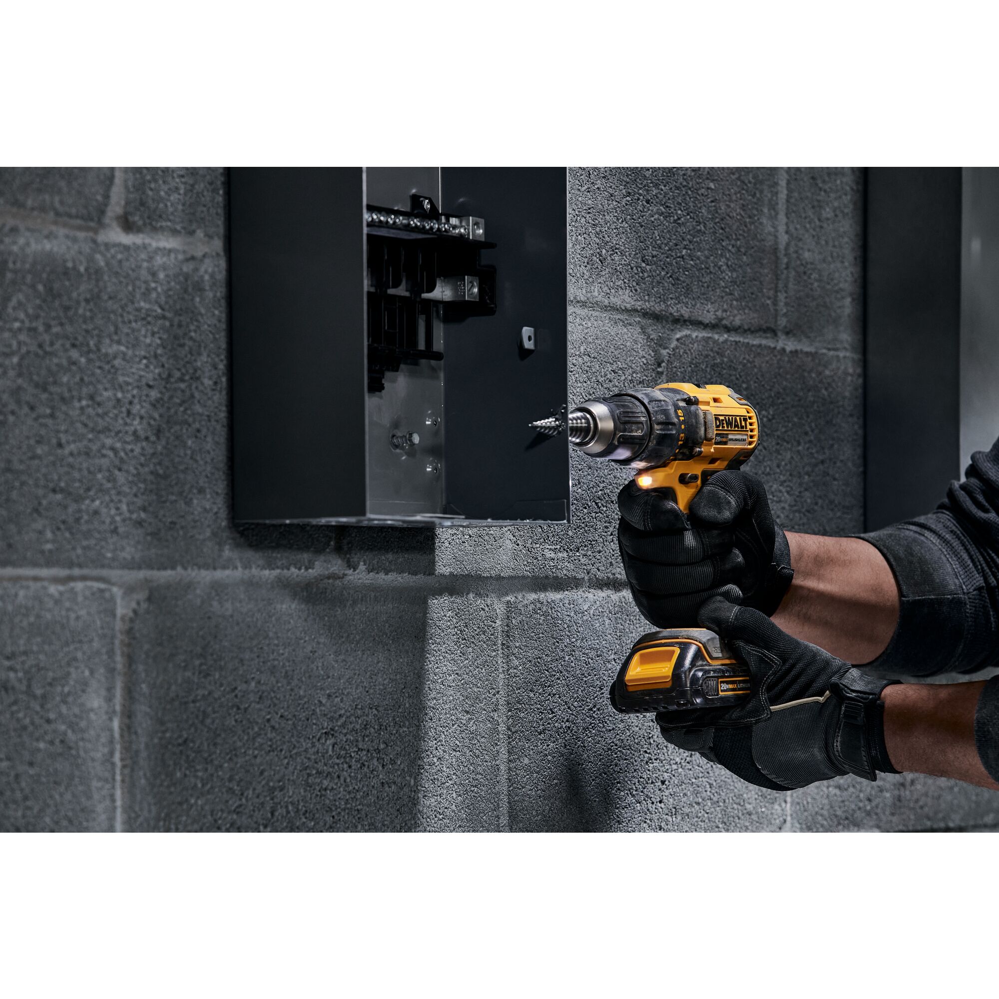 Taladro inalámbrico sin escobillas DEWALT de 20 voltios máximos y 1/2 pulgada (2 baterías incluidas, bolsa suave incluida) DCD777C2