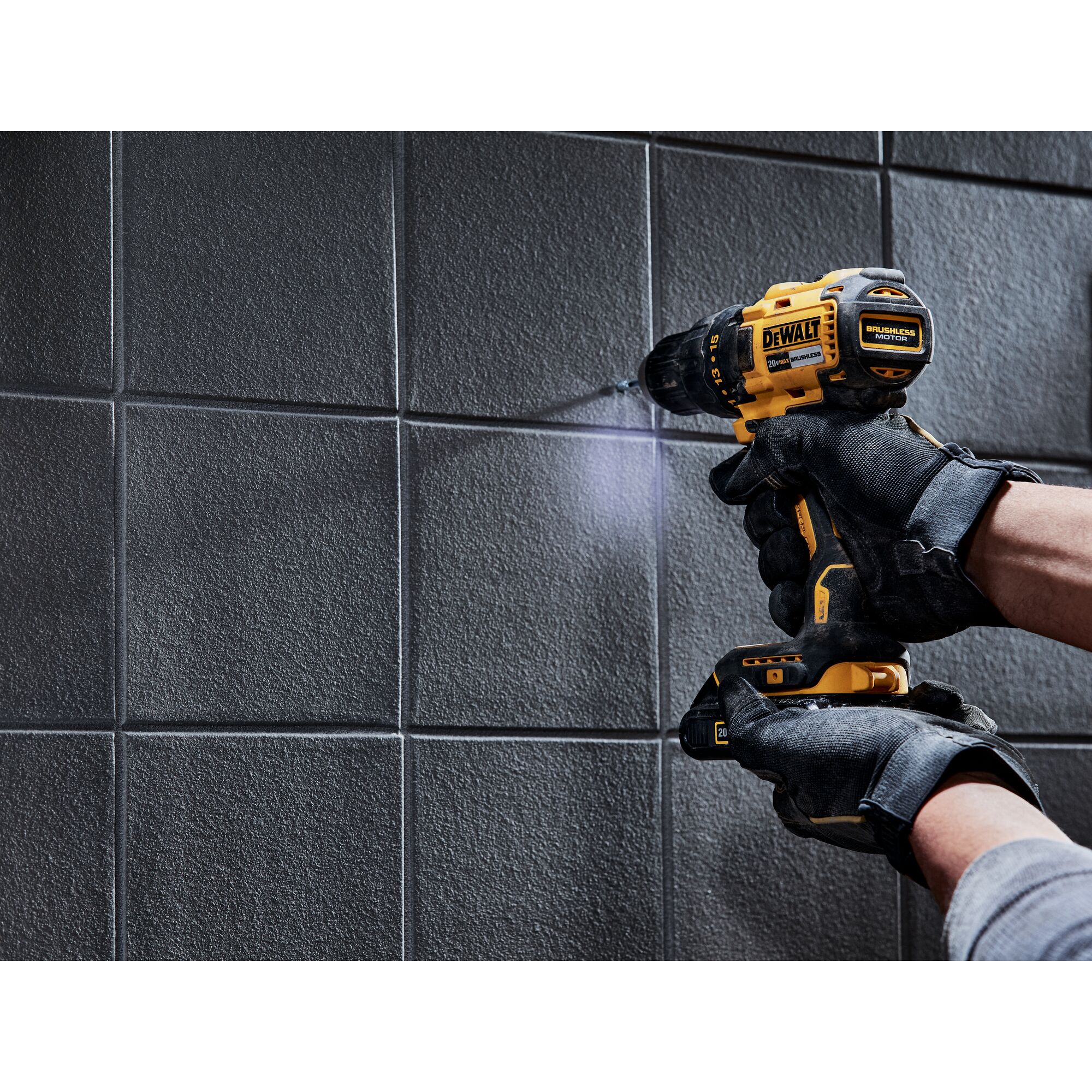 Taladro inalámbrico sin escobillas DEWALT de 20 voltios máximos y 1/2 pulgada (2 baterías incluidas, bolsa suave incluida) DCD777C2