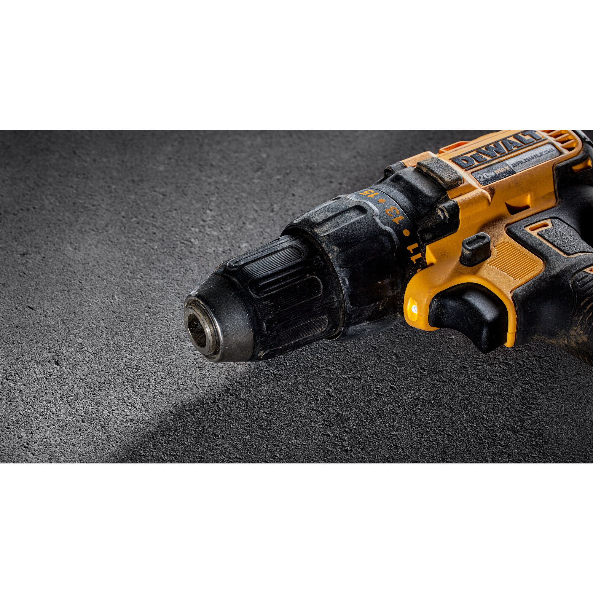 Taladro inalámbrico sin escobillas DEWALT de 20 voltios máximos y 1/2 pulgada (2 baterías incluidas, bolsa suave incluida) DCD777C2