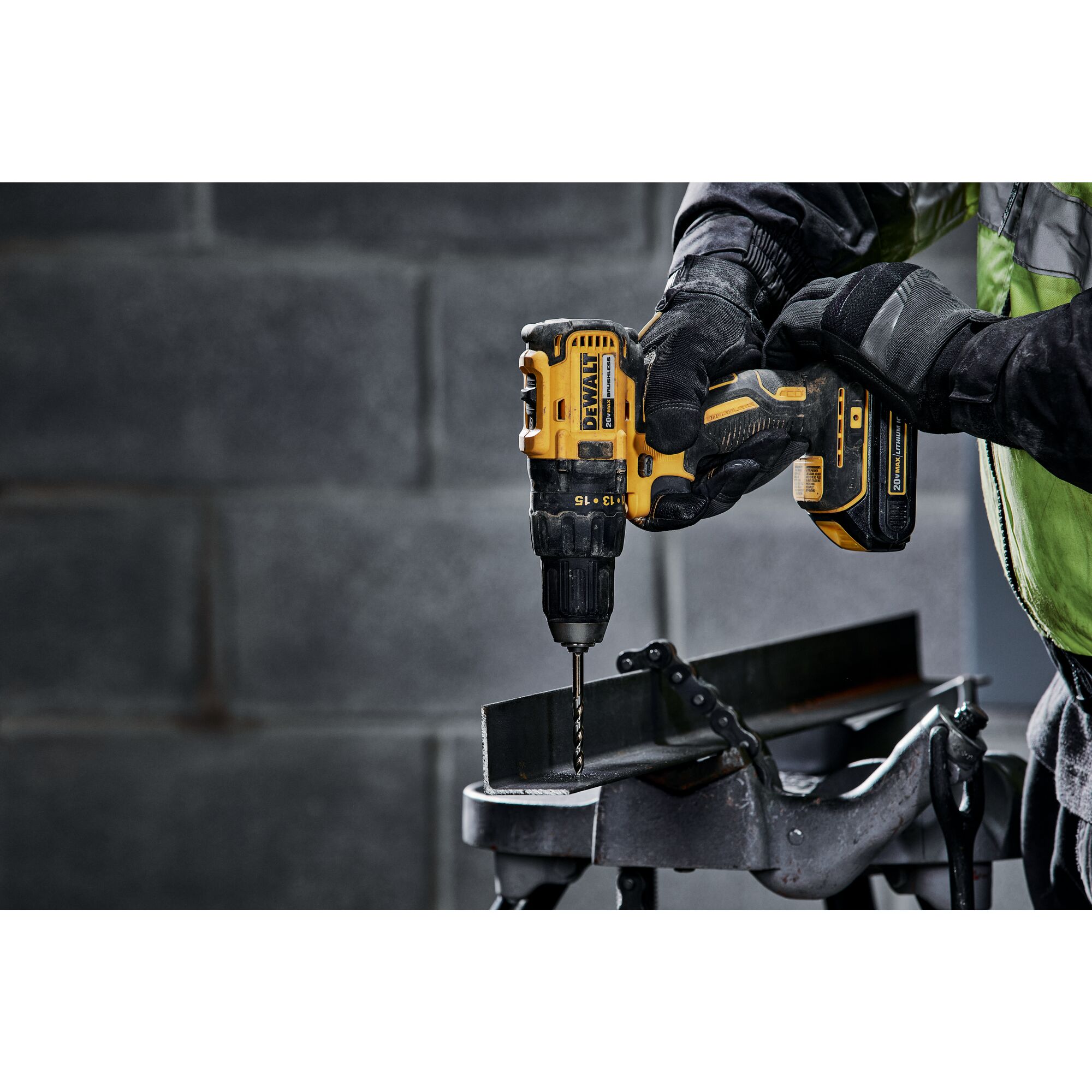 Taladro inalámbrico sin escobillas DEWALT de 20 voltios máximos y 1/2 pulgada (2 baterías incluidas, bolsa suave incluida) DCD777C2