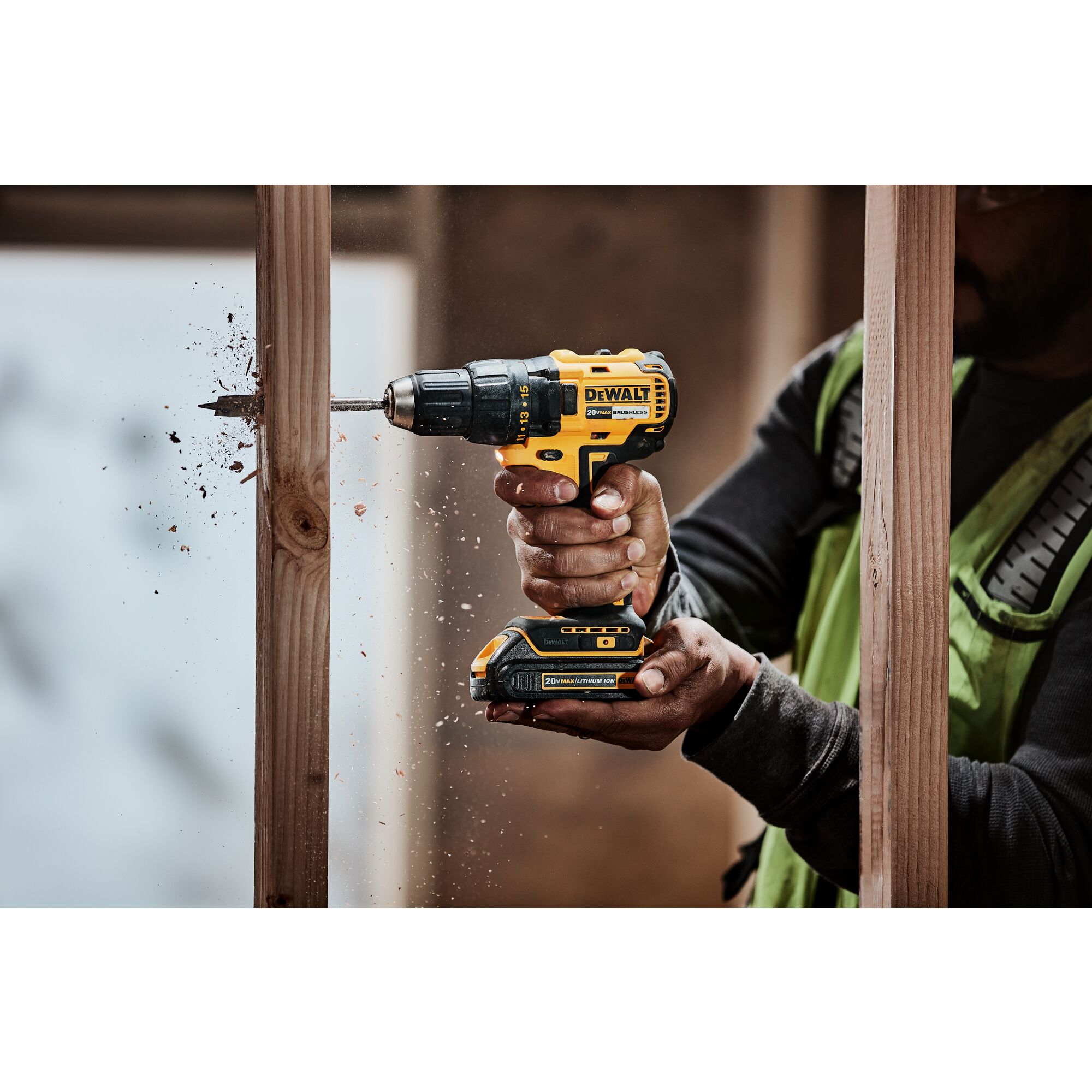Taladro inalámbrico sin escobillas DEWALT de 20 voltios máximos y 1/2 pulgada (2 baterías incluidas, bolsa suave incluida) DCD777C2