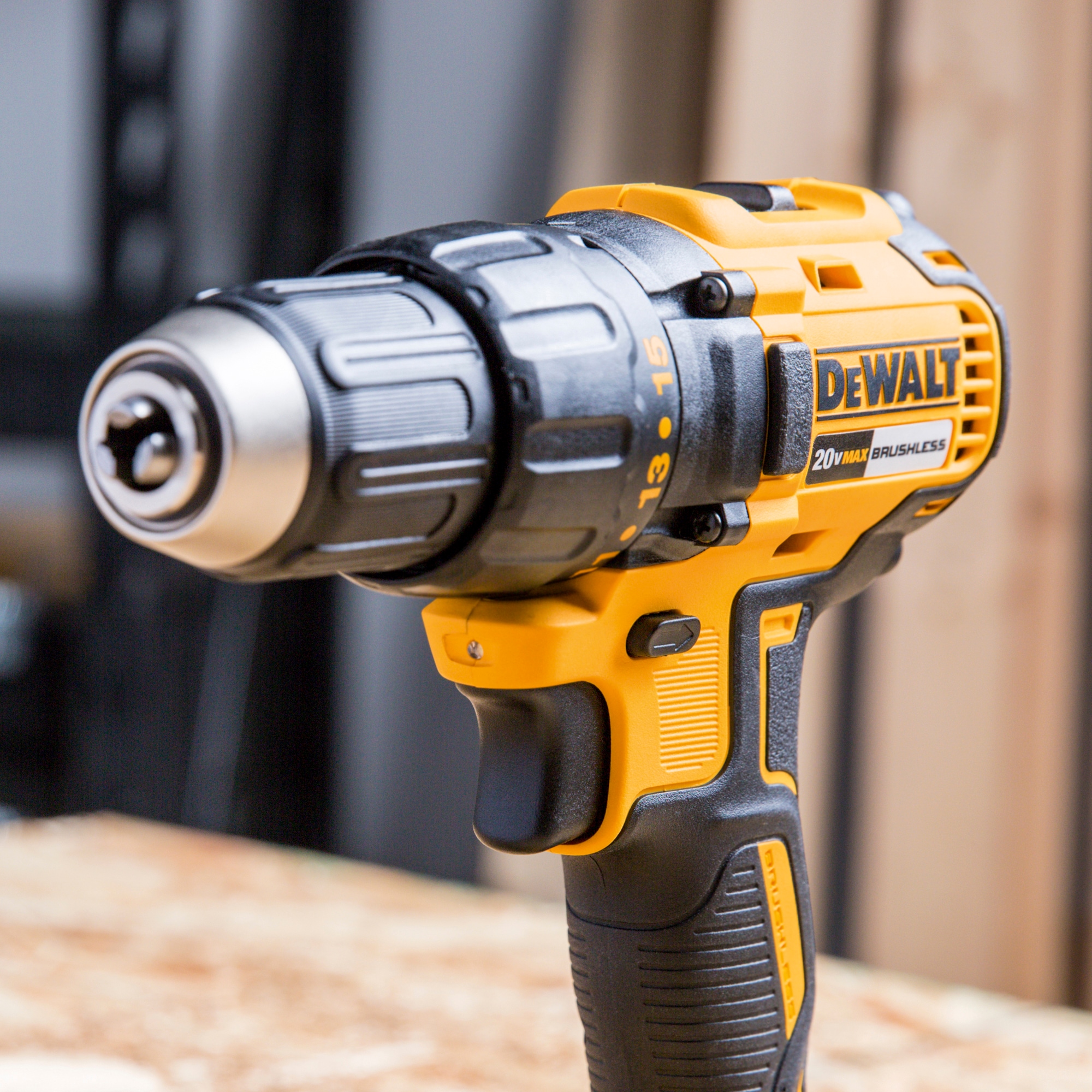 Taladro inalámbrico sin escobillas DEWALT de 20 voltios máximos y 1/2 pulgada (2 baterías incluidas, bolsa suave incluida) DCD777C2