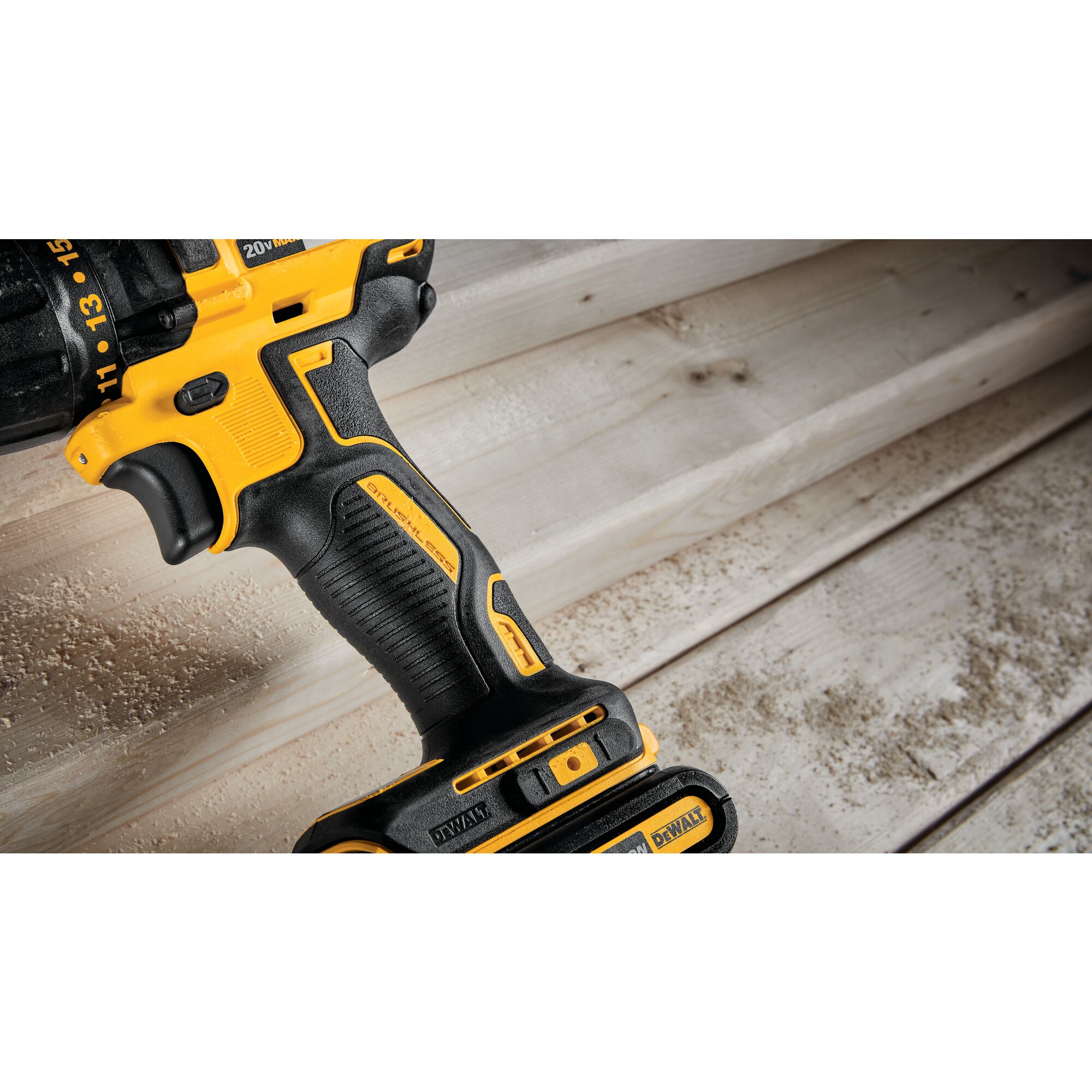 Taladro inalámbrico sin escobillas DEWALT de 20 voltios máximos y 1/2 pulgada (2 baterías incluidas, bolsa suave incluida) DCD777C2