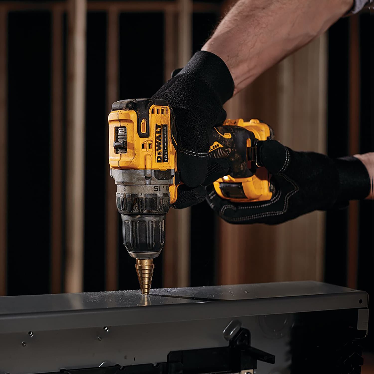 Taladro Inalámbrico sin Escobillas DeWalt XTREME de 12 voltios y 3/8 pulgadas sin Llave (2 Baterías y Bolsa Suave Incluidas) DCD701F2