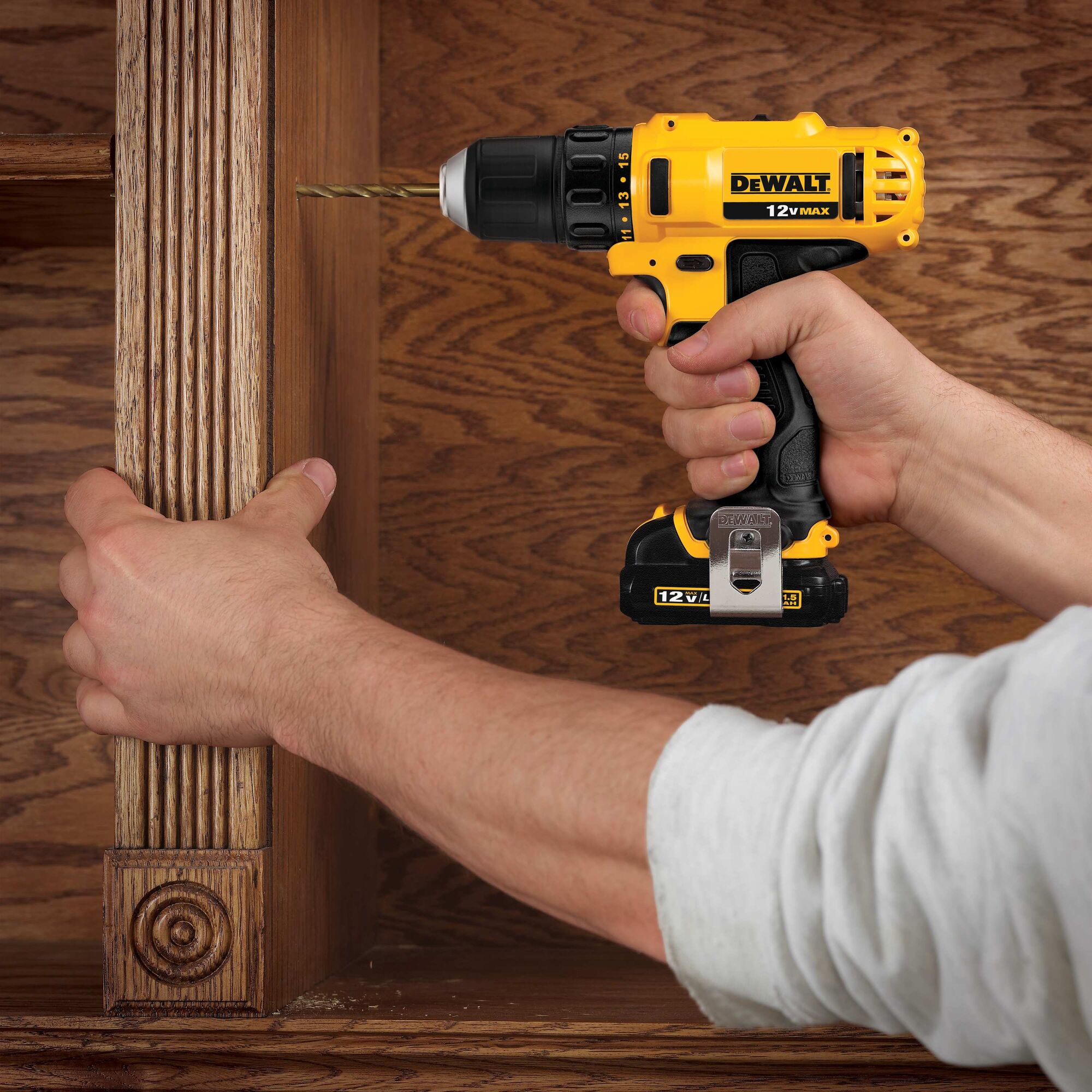 Atornillador inalámbrico sin llave DEWALT de 12 voltios máximos 3/8 pulgadas (2 baterías incluidas, bolsa suave incluida) DCD710S2