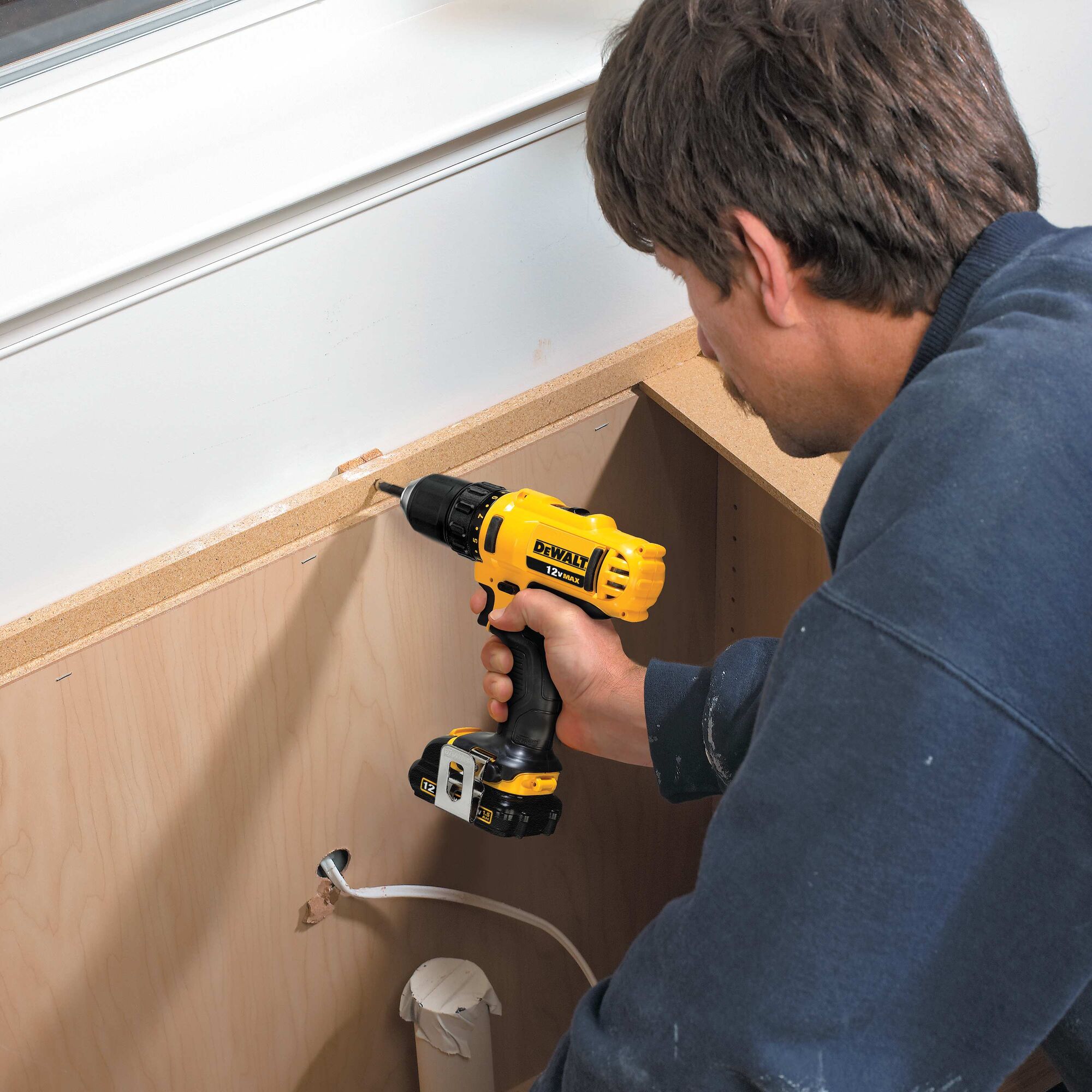 Atornillador inalámbrico sin llave DEWALT de 12 voltios máximos 3/8 pulgadas (2 baterías incluidas, bolsa suave incluida) DCD710S2