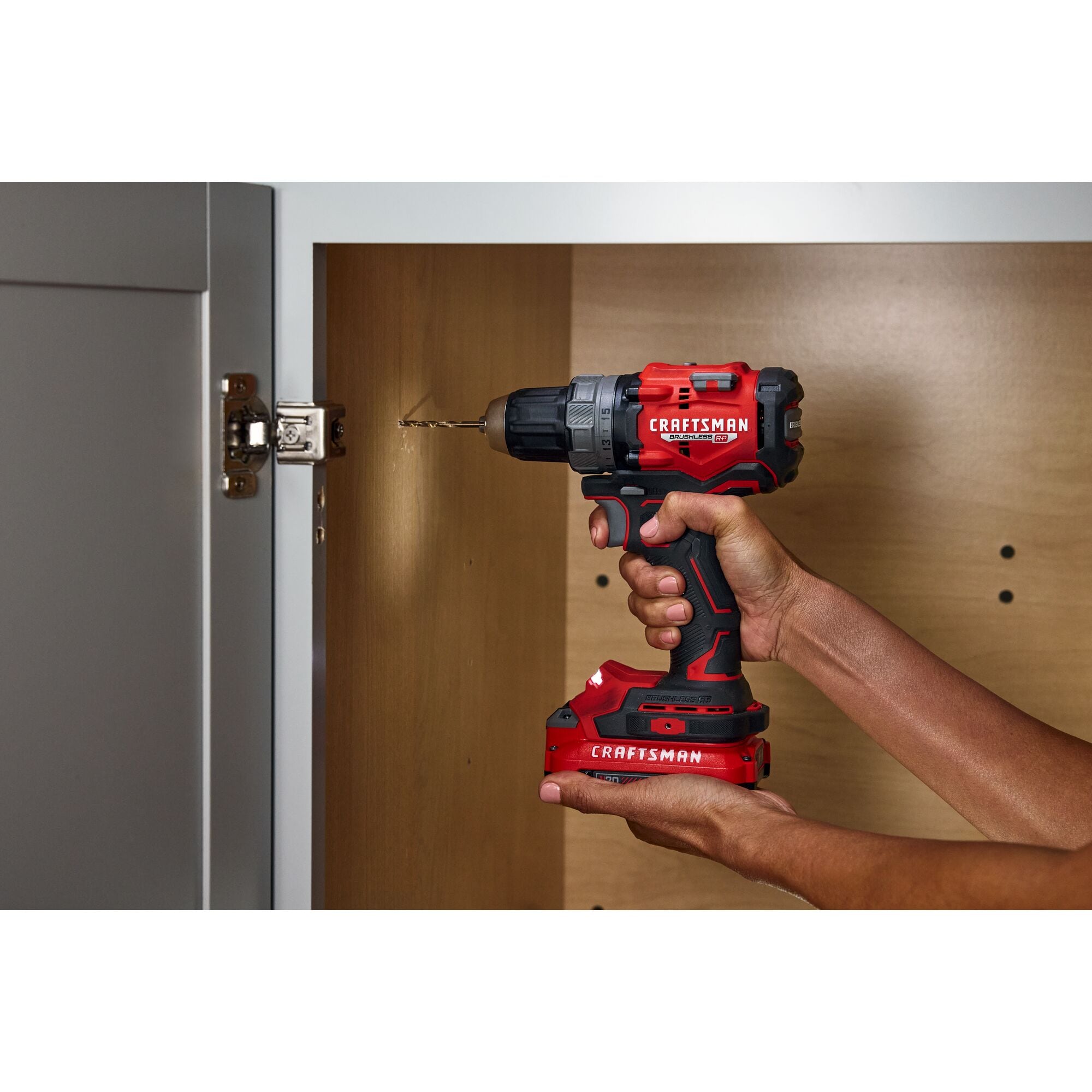 

Taladro inalámbrico sin escobillas Craftsman V20 RP de 20 voltios máx. de 1/2 pulgadas sin llave (incluye 2 baterías y bolsa suave) CMCD725D2